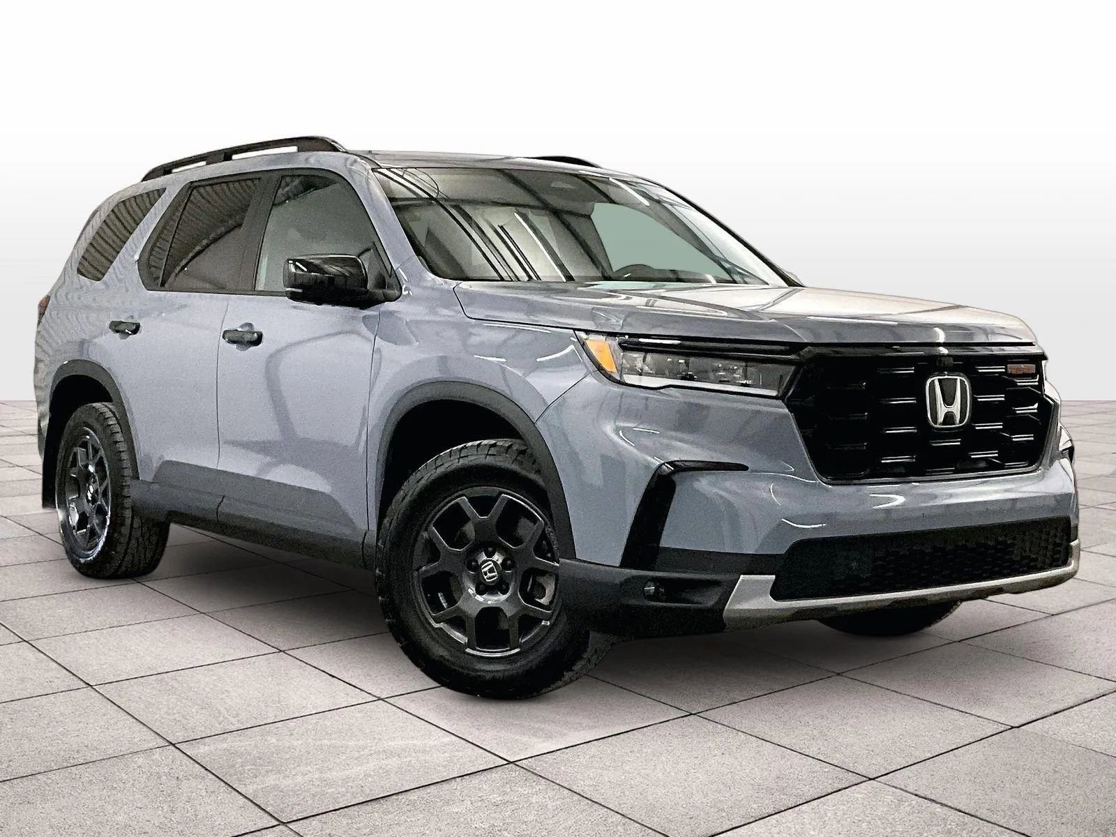 Used 2025 Honda Pilot TrailSport image 2