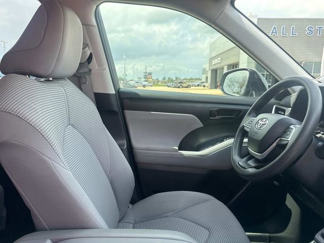 Used 2023 Toyota Highlander L FWD image 16