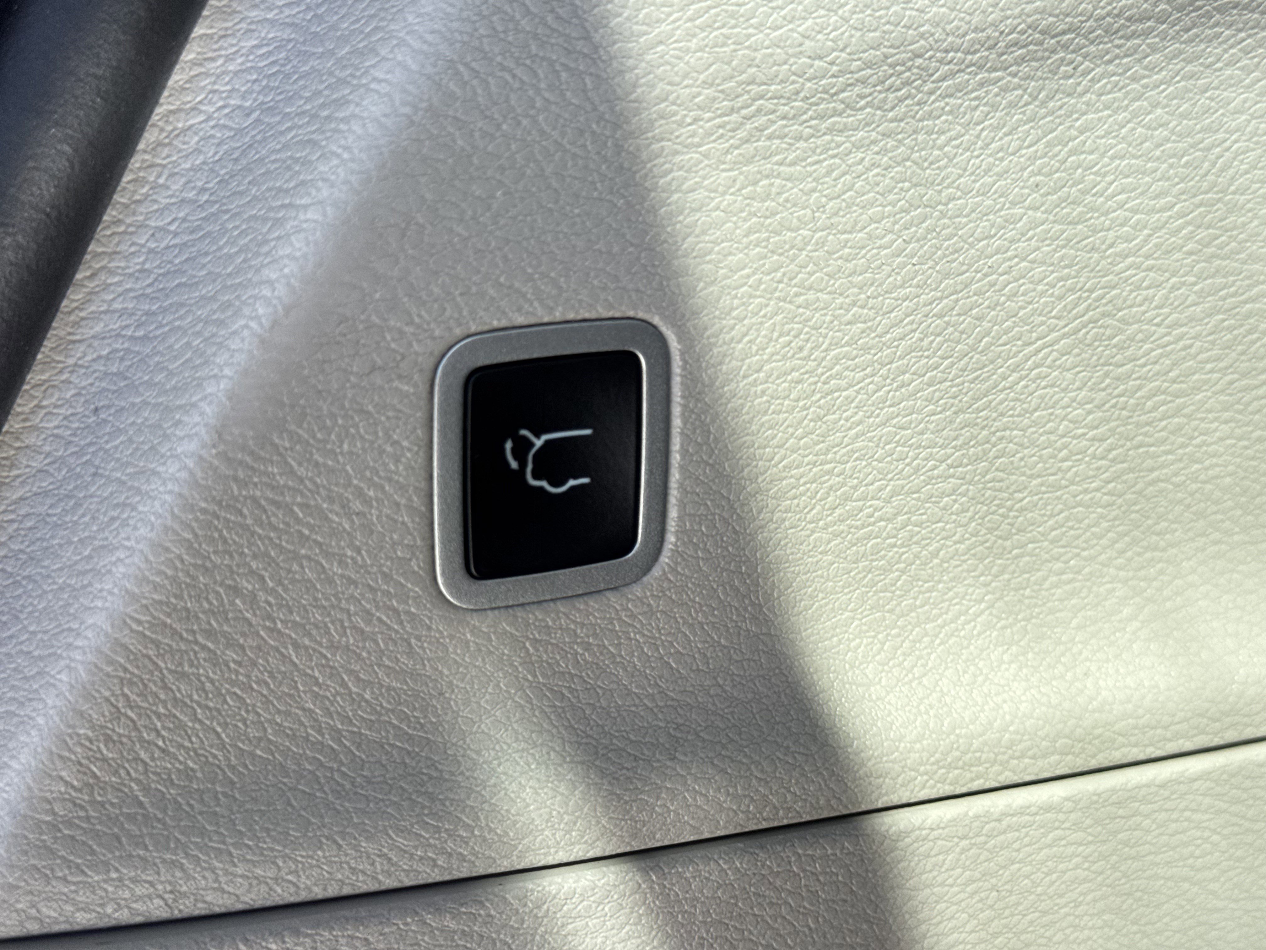 Used 2024 Chrysler Pacifica Touring-L image 11