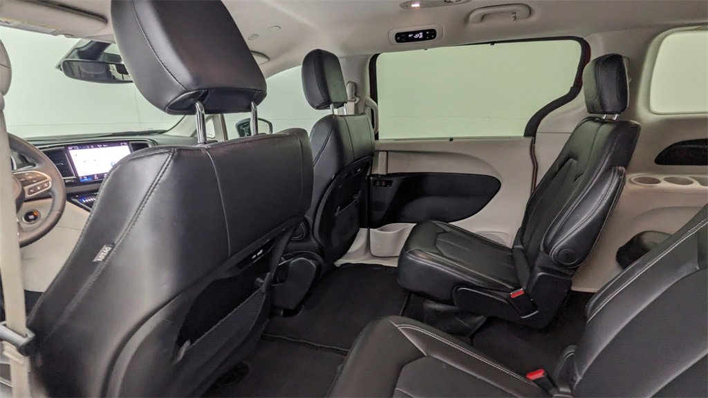 Used 2024 Chrysler Pacifica Touring-L image 32