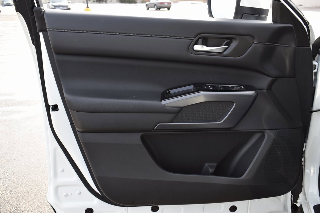 Used 2024 Nissan Pathfinder SL image 8