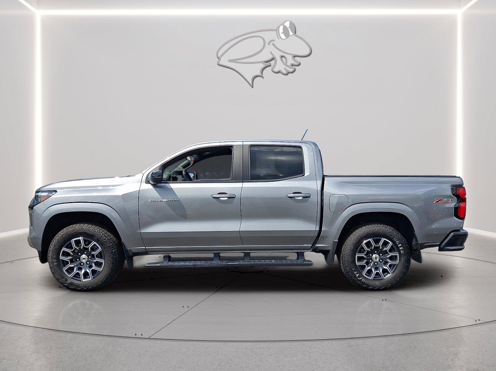 Used 2025 Chevrolet Colorado Z71 w/ Technology Package AWD/4WD image 2