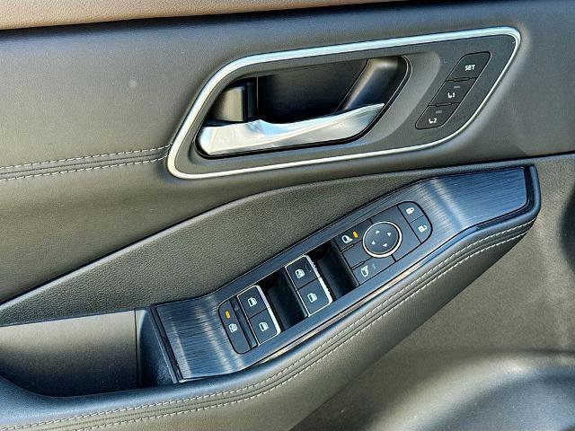 Used 2023 Nissan Rogue Platinum w/ Platinum Premium Package FWD image 16