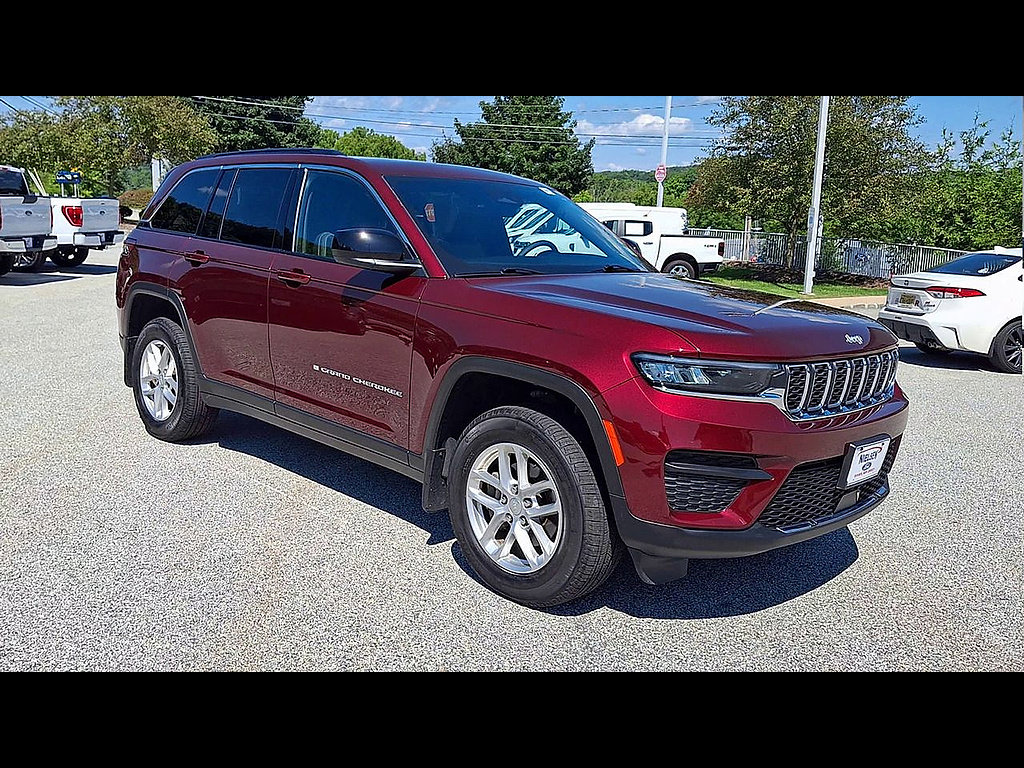 Used 2025 Jeep Grand Cherokee Laredo X w/ Luxury Tech Group I AWD/4WD image 2
