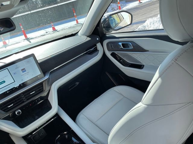 Certified 2025 Ford Explorer Platinum w/ Ultimate Package image 24