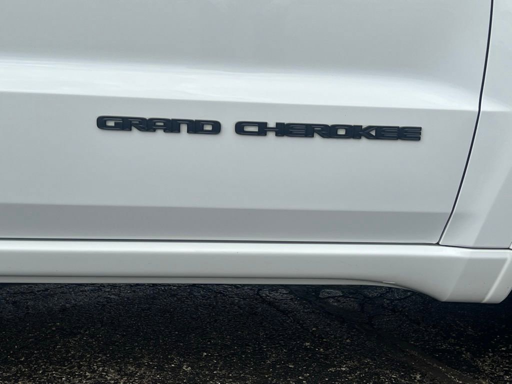 Used 2020 Jeep Grand Cherokee Altitude AWD/4WD image 16
