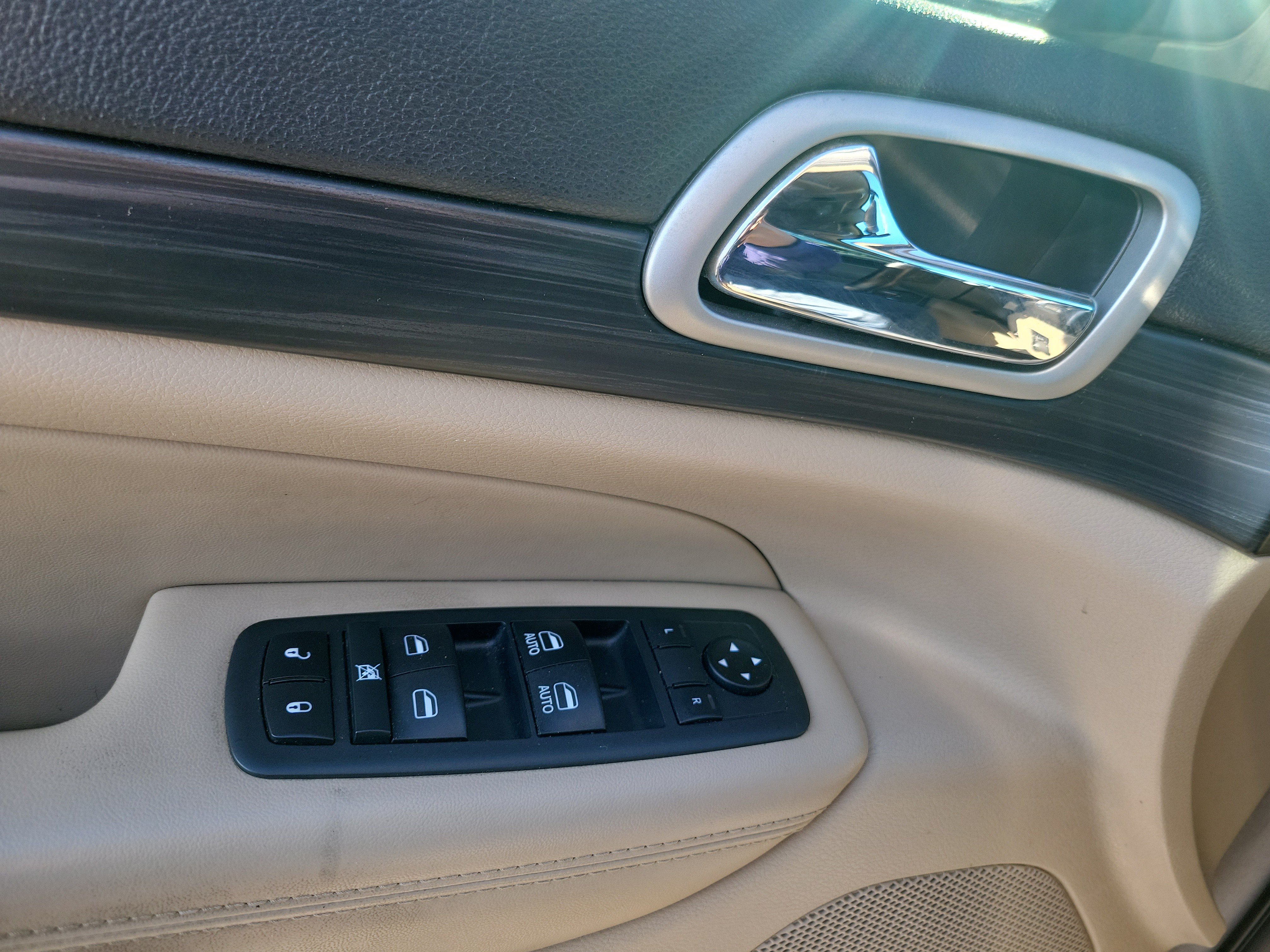 Used 2019 Jeep Grand Cherokee Laredo AWD/4WD image 17