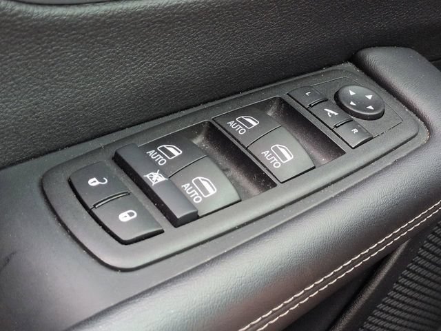 Used 2026 Chrysler Pacifica Limited FWD image 32