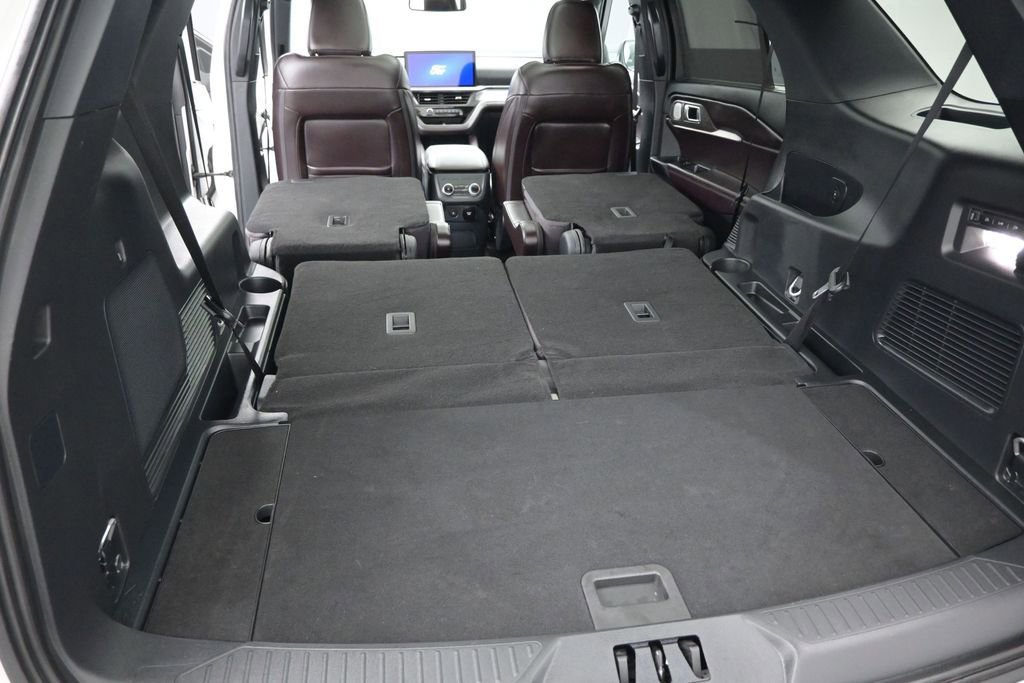 Certified 2025 Ford Explorer Platinum RWD image 11