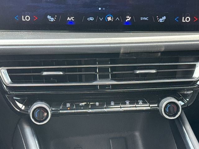 Used 2025 Chevrolet Traverse LT image 24