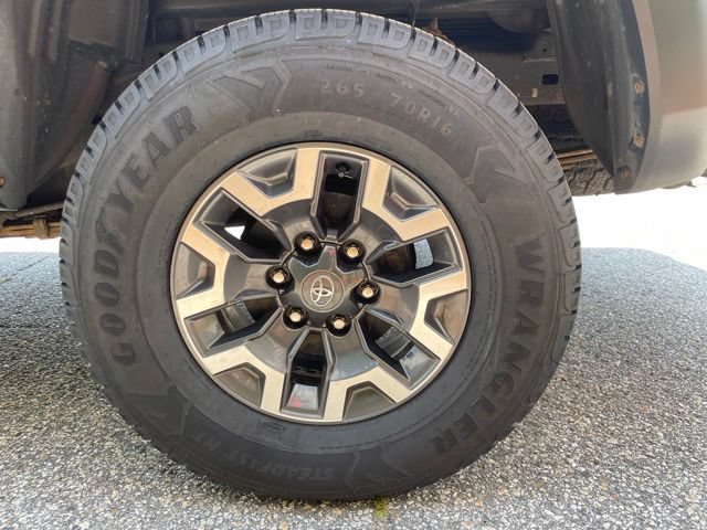Used 2022 Toyota Tacoma TRD Off-Road w/ Technology Package AWD/4WD image 9