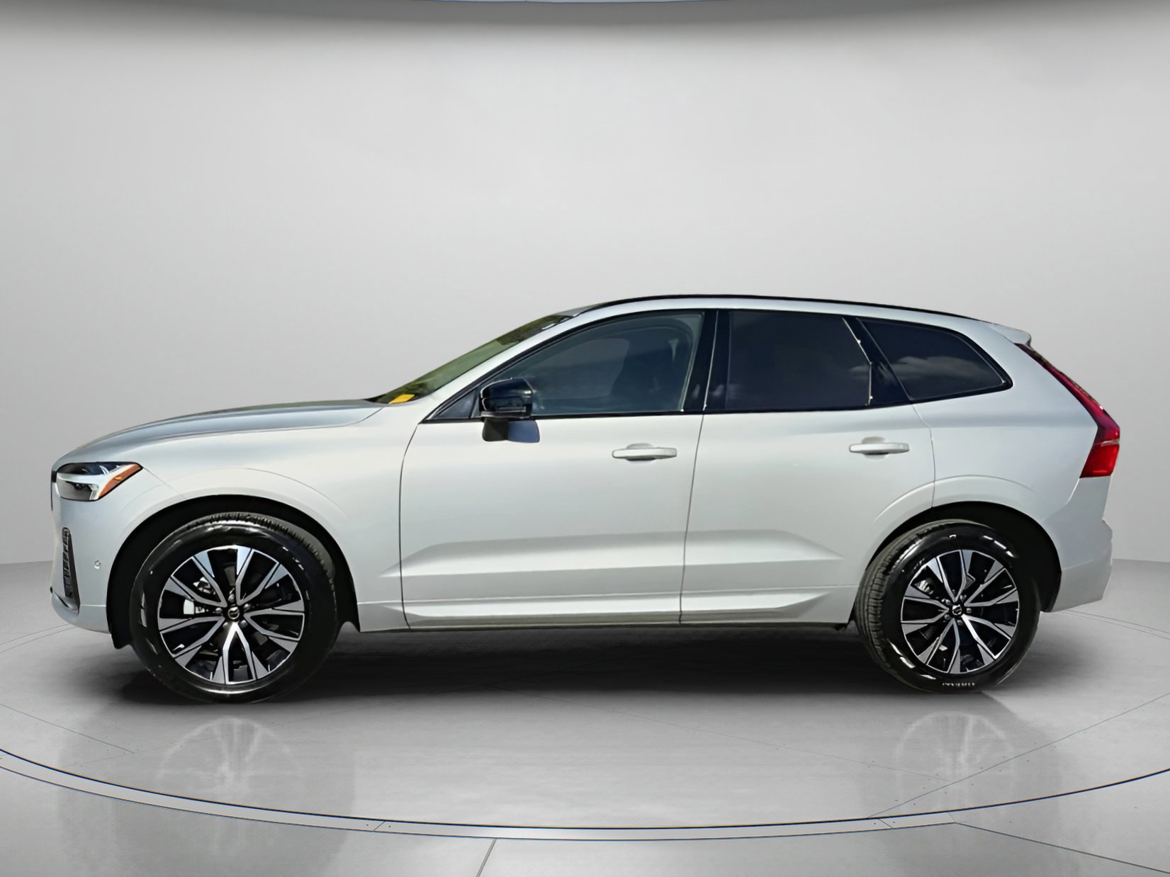 Used 2025 Volvo XC60 B5 Plus image 8