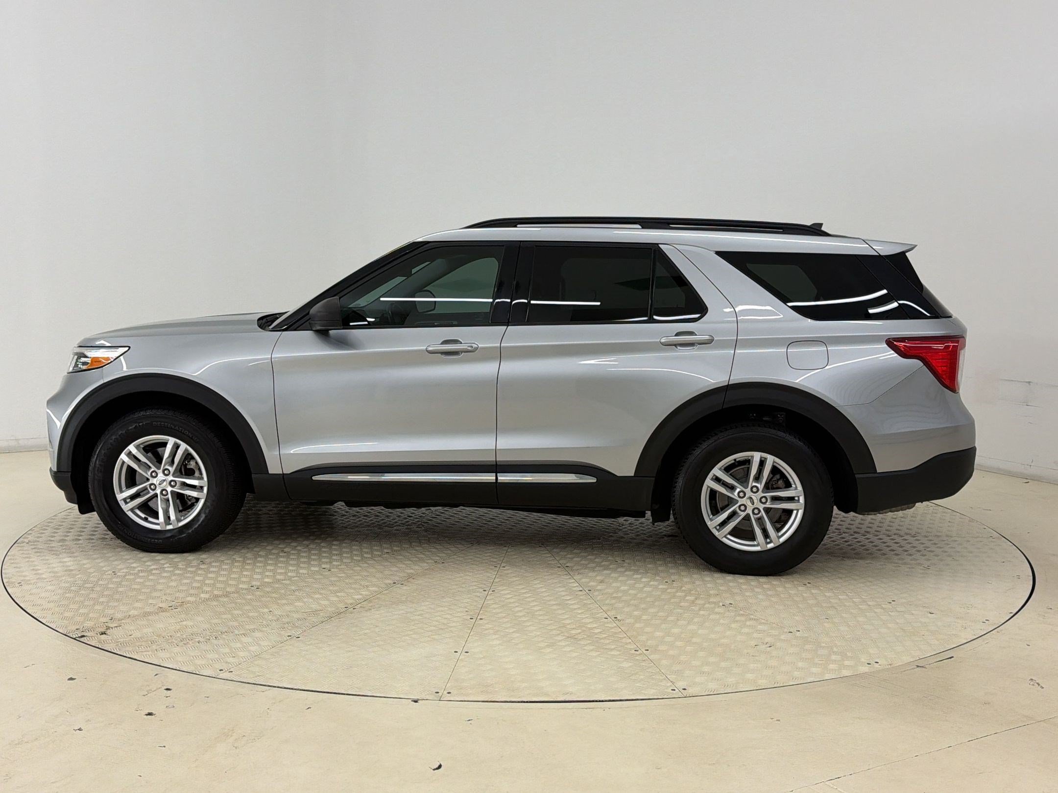 Certified 2021 Ford Explorer XLT w/ Class III Trailer Tow Package AWD/4WD image 2
