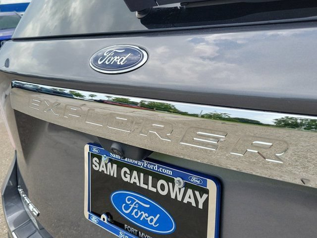 Certified 2022 Ford Explorer Limited w/ Equipment Group 301A RWD image 7