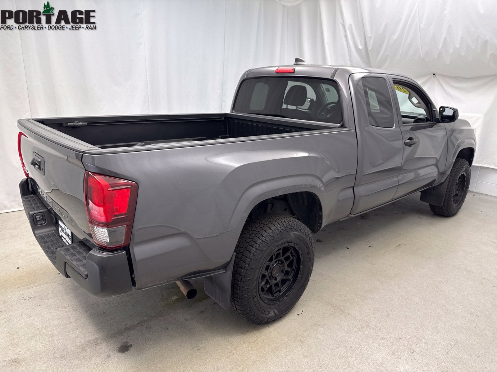 Used 2020 Toyota Tacoma SR5 AWD/4WD image 2