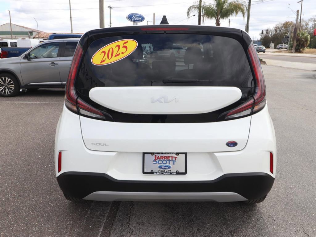 Used 2025 Kia Soul LX w/ LX Technology Package image 4