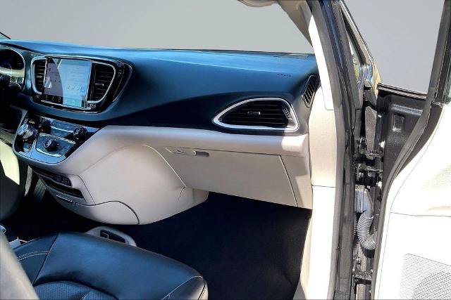 Used 2023 Chrysler Pacifica Touring-L FWD image 16