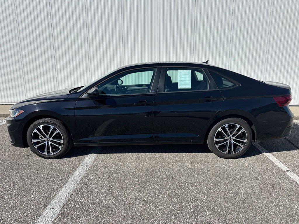 Used 2025 Volkswagen Jetta Sport FWD image 3