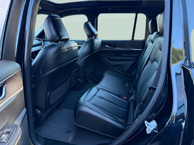 Used 2025 Jeep Grand Cherokee Limited AWD/4WD image 5