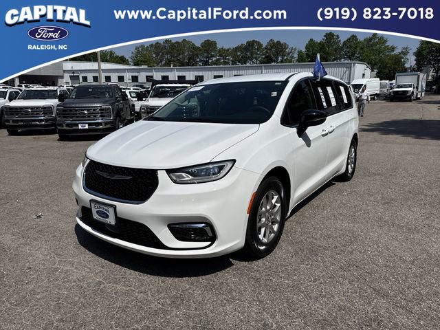 Used 2024 Chrysler Pacifica Touring-L FWD image 4