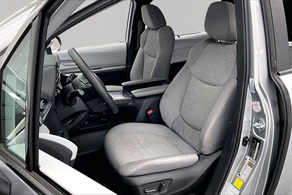 Used 2025 Toyota Sienna LE FWD image 25