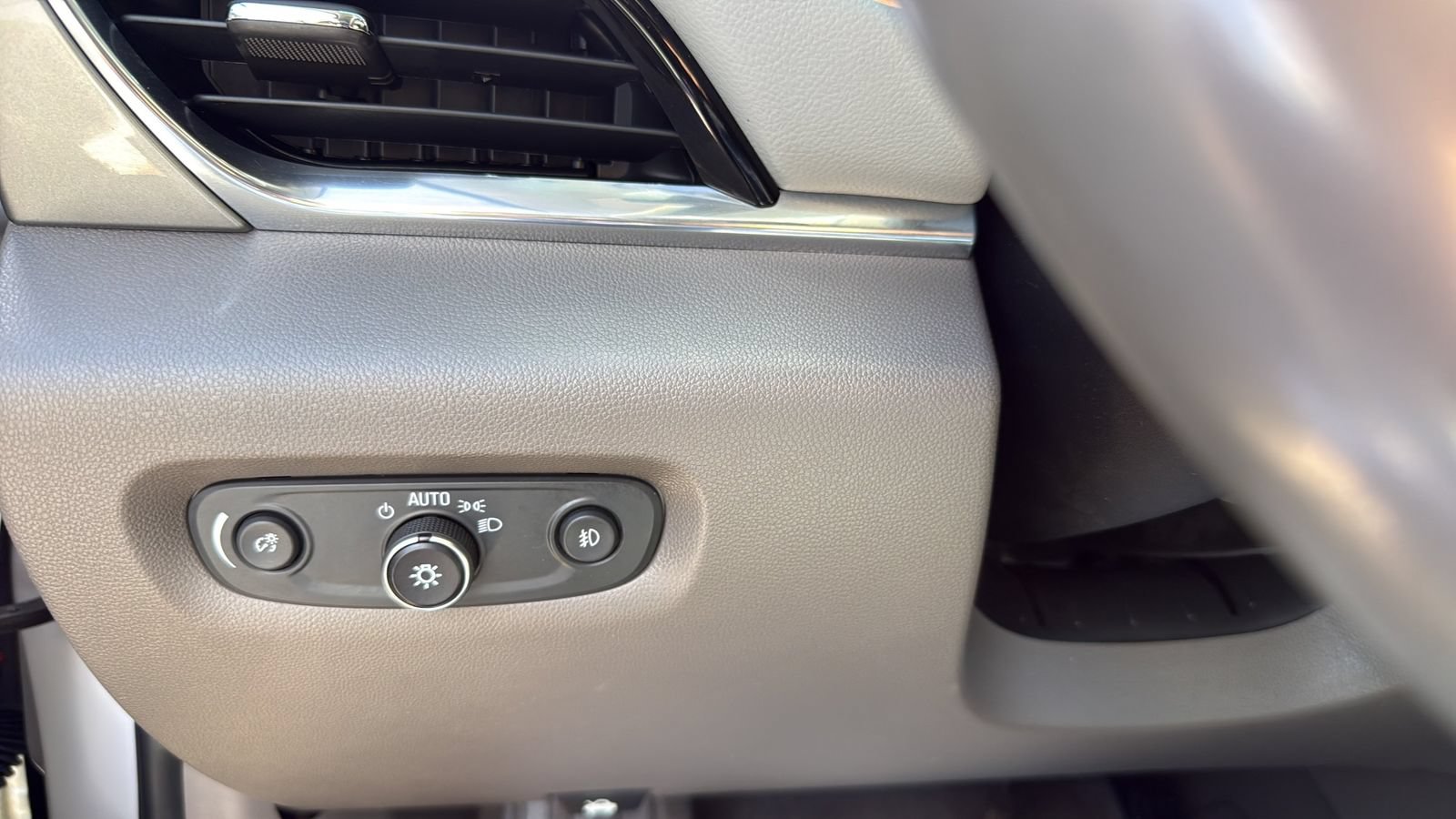 Used 2018 Chevrolet Traverse LT w/ LPO, Cargo Package FWD image 16