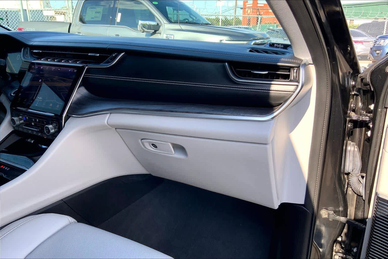 Used 2021 Jeep Grand Cherokee L Overland w/ Luxury Tech Group IV RWD image 37
