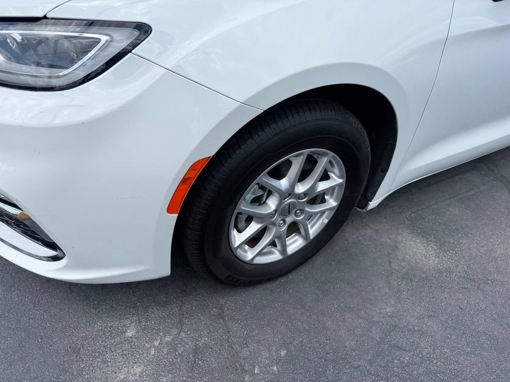 Used 2023 Chrysler Pacifica Touring-L FWD image 6
