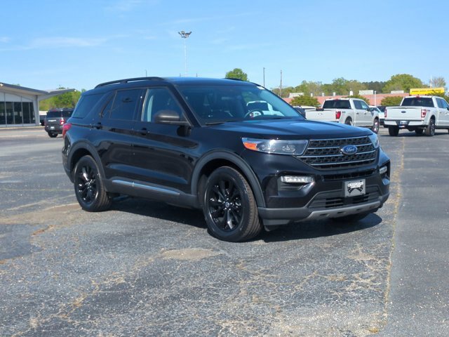 Certified 2022 Ford Explorer XLT w/ Equipment Group 202A AWD/4WD image 2