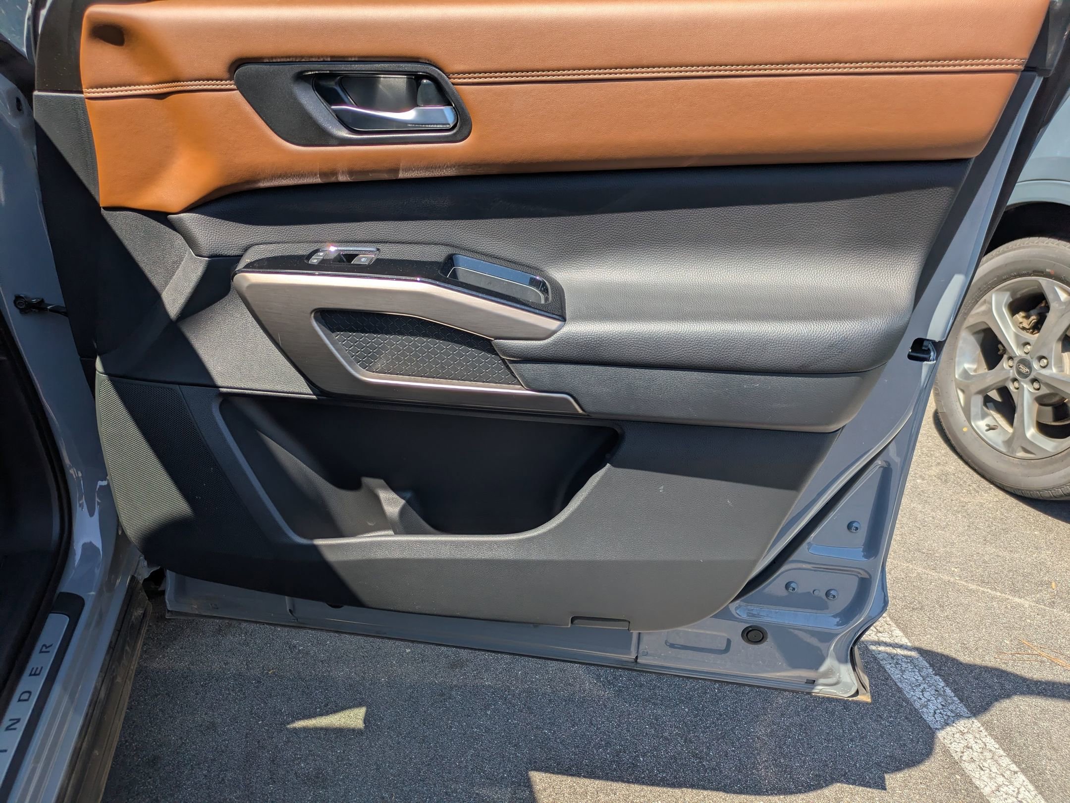 Used 2024 Nissan Pathfinder Platinum w/ Black Appearance Package FWD image 38