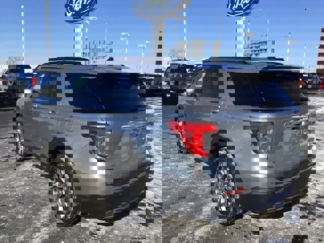 Certified 2022 Ford Explorer XLT w/ Equipment Group 202A image 3
