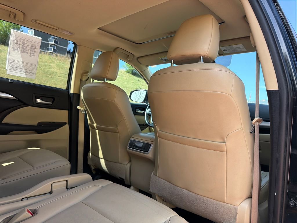 Used 2019 Toyota Highlander XLE AWD/4WD image 32