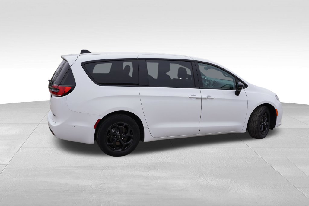 Used 2024 Chrysler Pacifica Limited FWD image 4