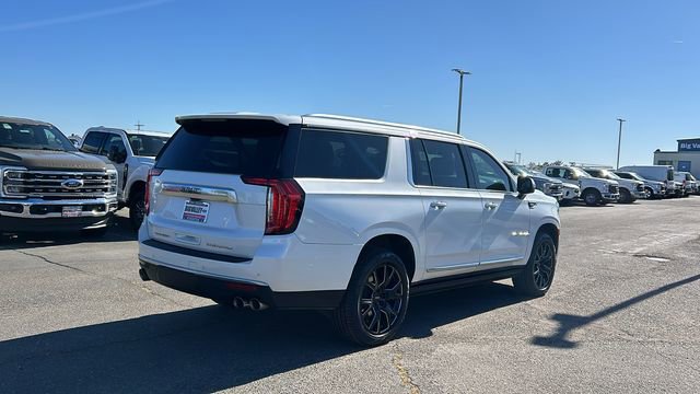 Used 2022 GMC Yukon XL Denali w/ Denali Premium Package image 3