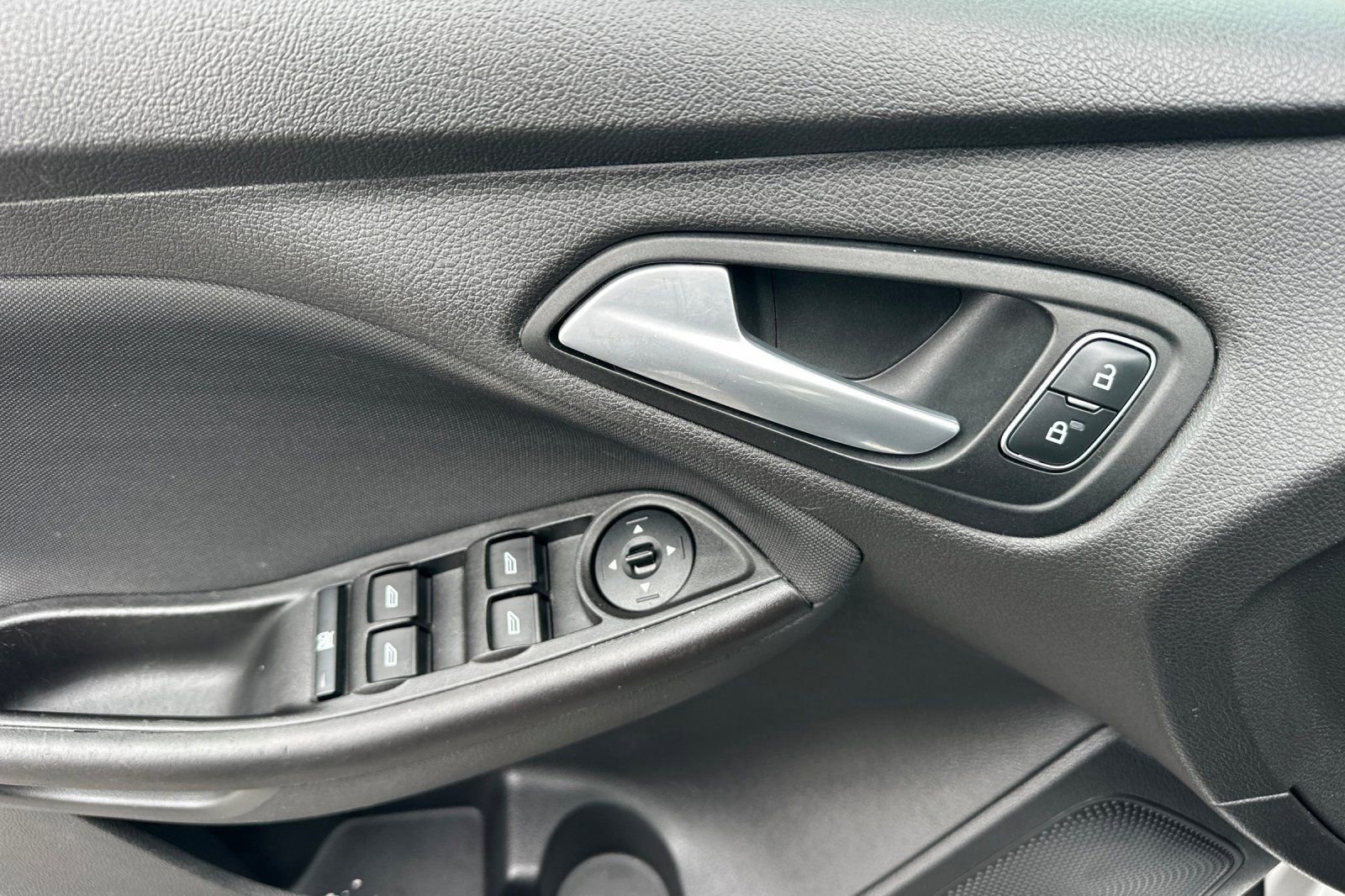 Certified 2018 Ford Focus SE FWD image 10