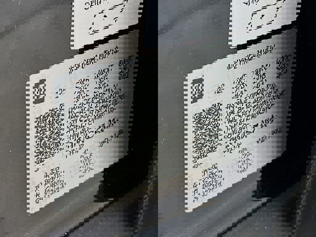 Used 2023 GMC Acadia SLT w/ Preferred Package image 24