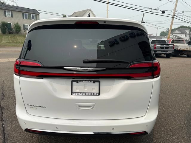 Used 2025 Chrysler Pacifica Select FWD image 7