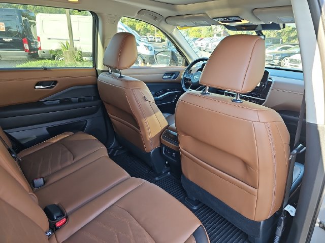 Used 2024 Nissan Pathfinder Platinum FWD image 11