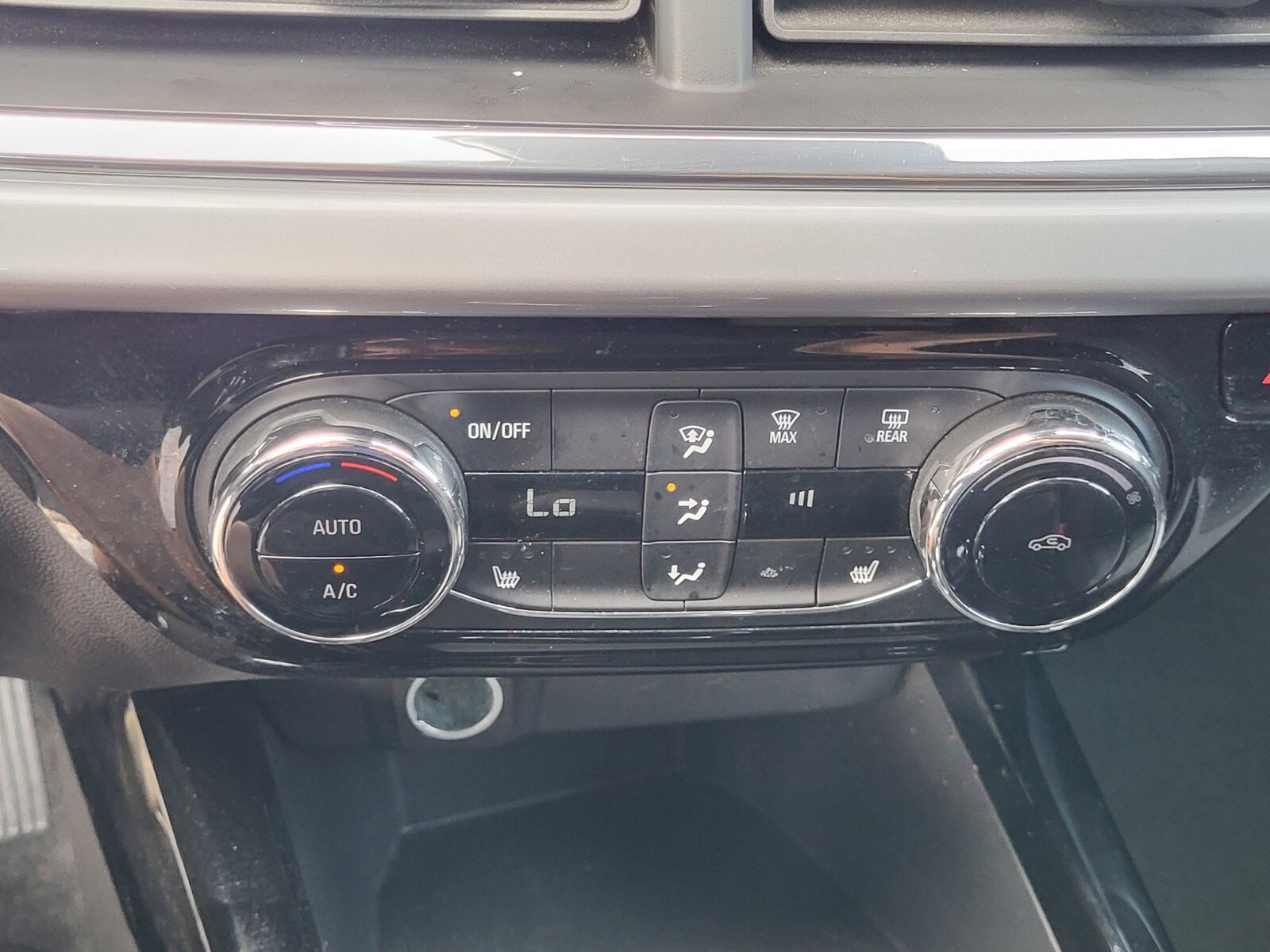 Used 2024 Chevrolet Trax LT w/ Driver Confidence Package image 22