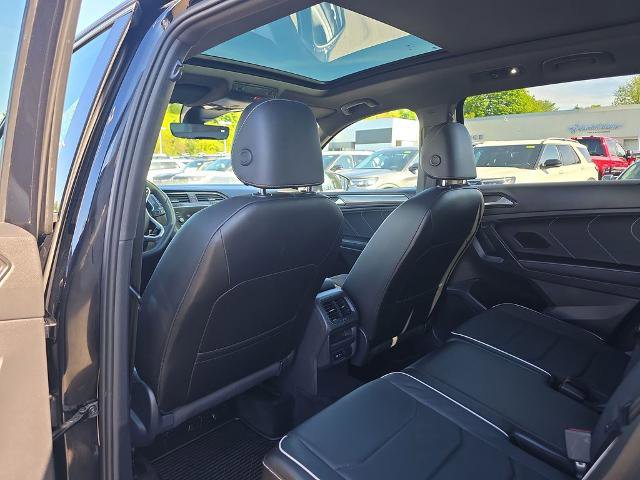 Used 2022 Volkswagen Tiguan SEL R-Line AWD/4WD image 16