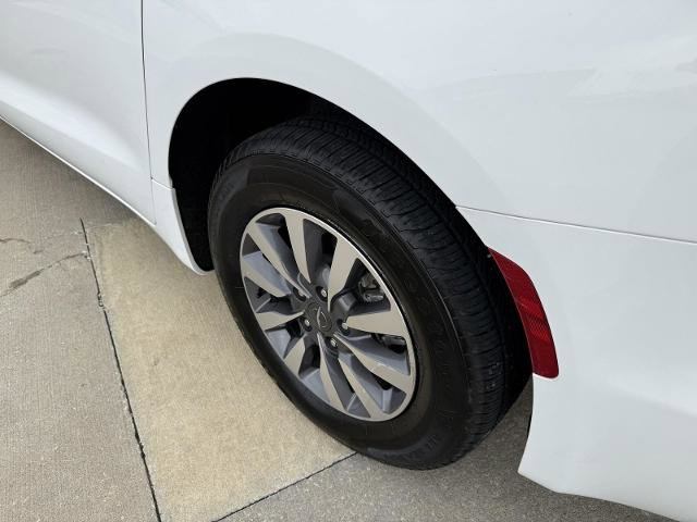 Used 2024 Chrysler Pacifica Limited FWD image 6