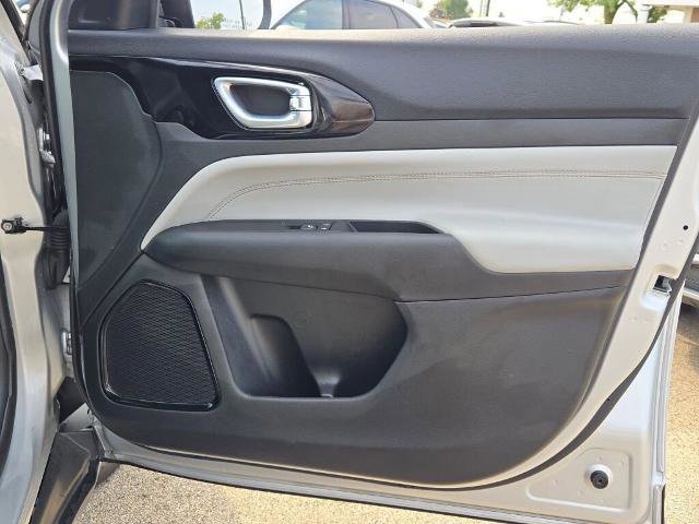 Used 2025 Jeep Compass Limited image 11