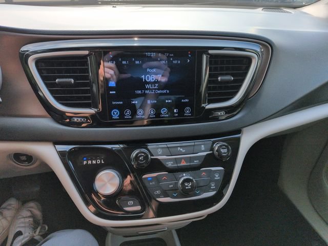Used 2017 Chrysler Pacifica Touring w/ Tire & Wheel Group FWD image 38