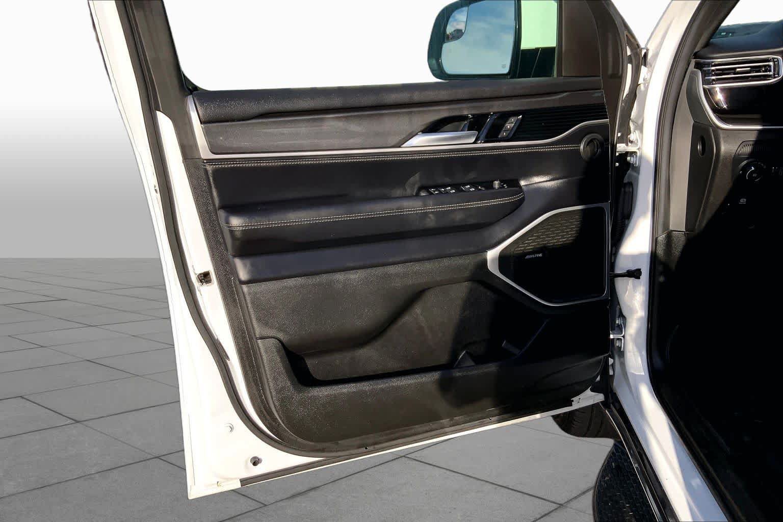 Used 2022 Jeep Wagoneer Series I w/ Premium Group I AWD/4WD image 22