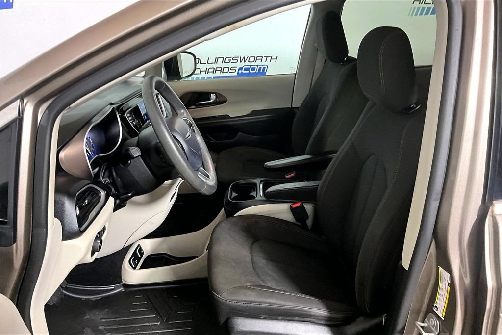 Used 2017 Chrysler Pacifica Touring Plus w/ Tire & Wheel Group FWD image 20