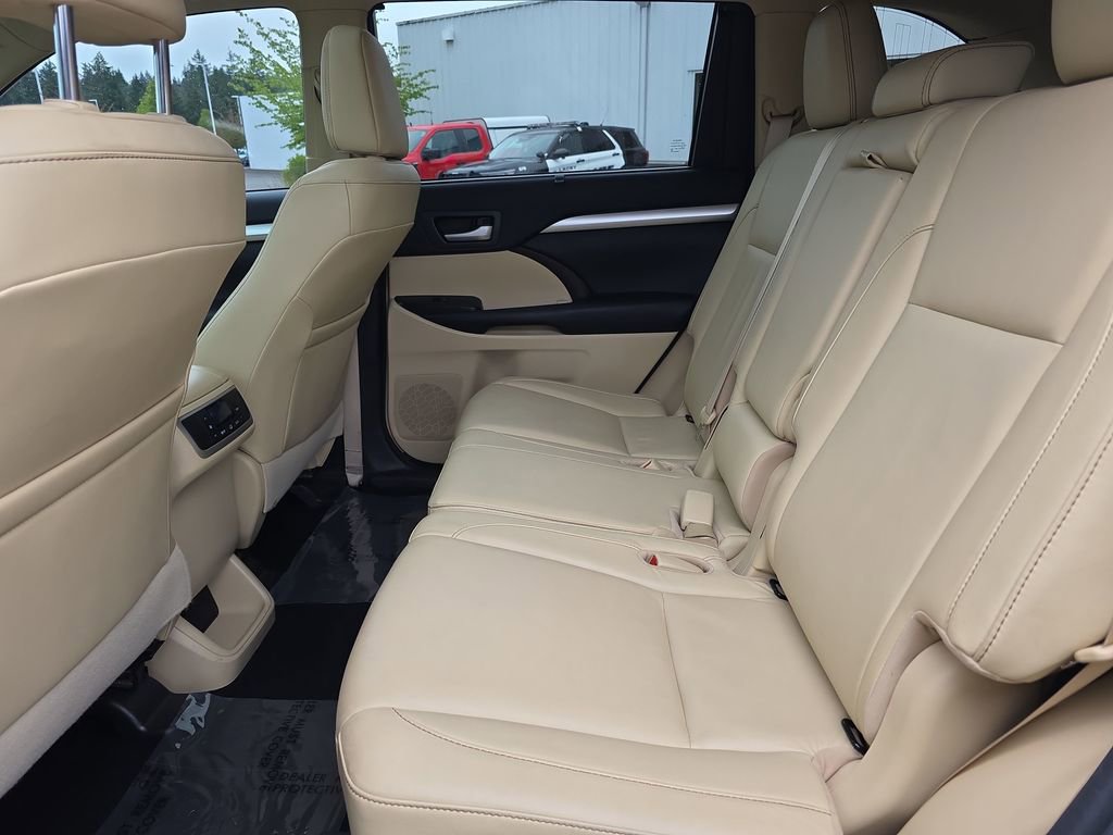 Used 2018 Toyota Highlander XLE w/ Carpet Mat Package (TMS) FWD image 10