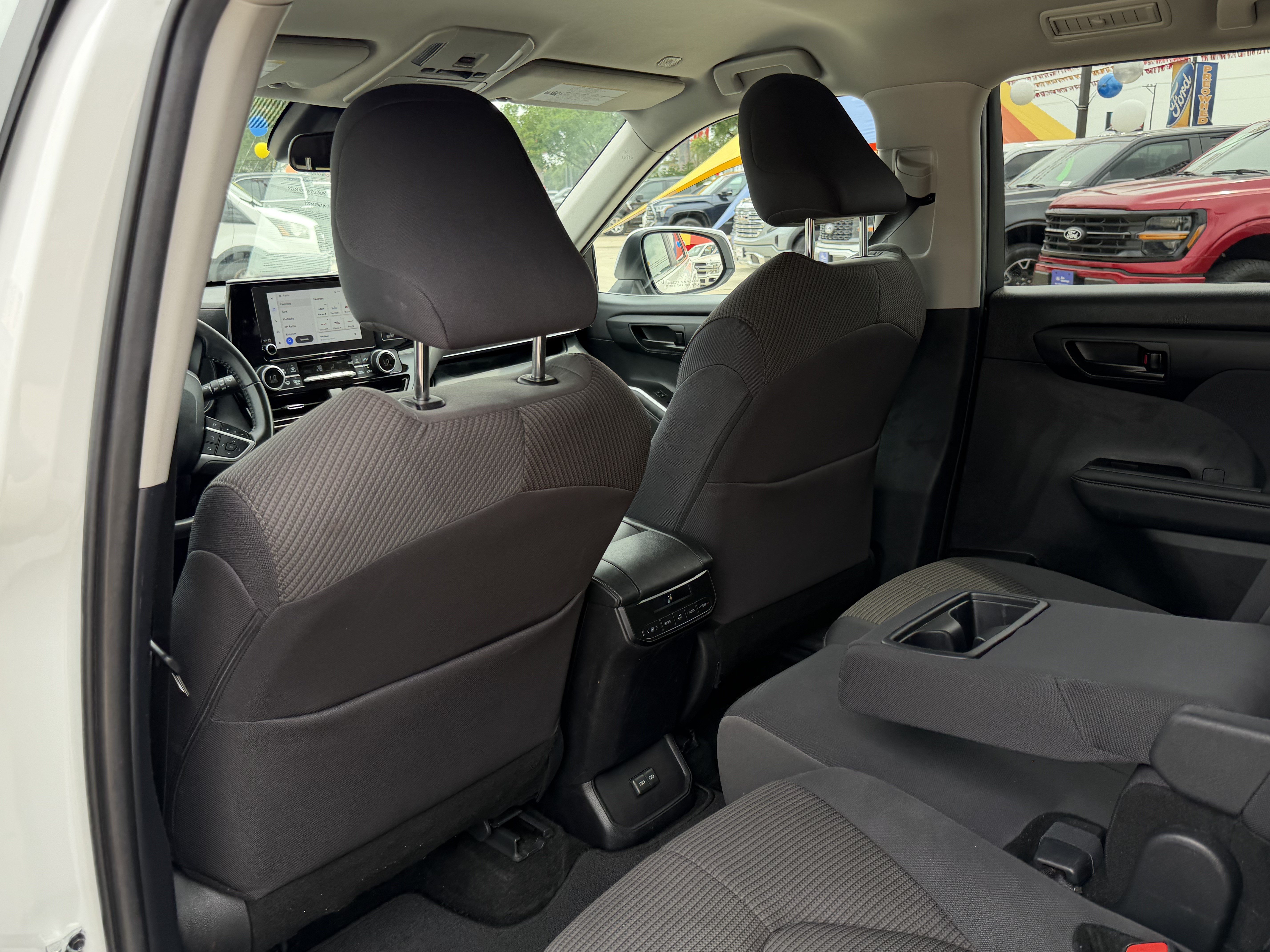 Used 2025 Toyota Highlander LE FWD image 15