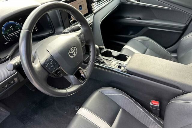Used 2025 Toyota Camry SE image 4