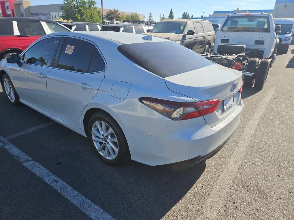 Used 2022 Toyota Camry LE FWD image 5