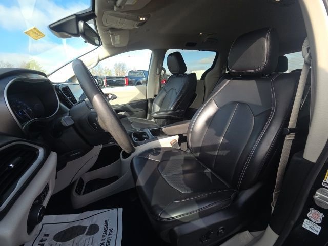 Used 2023 Chrysler Pacifica Touring-L image 30
